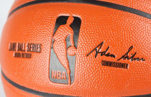 NBA用的是什么篮球？聊聊那颗让你又爱又恨的橙色皮球