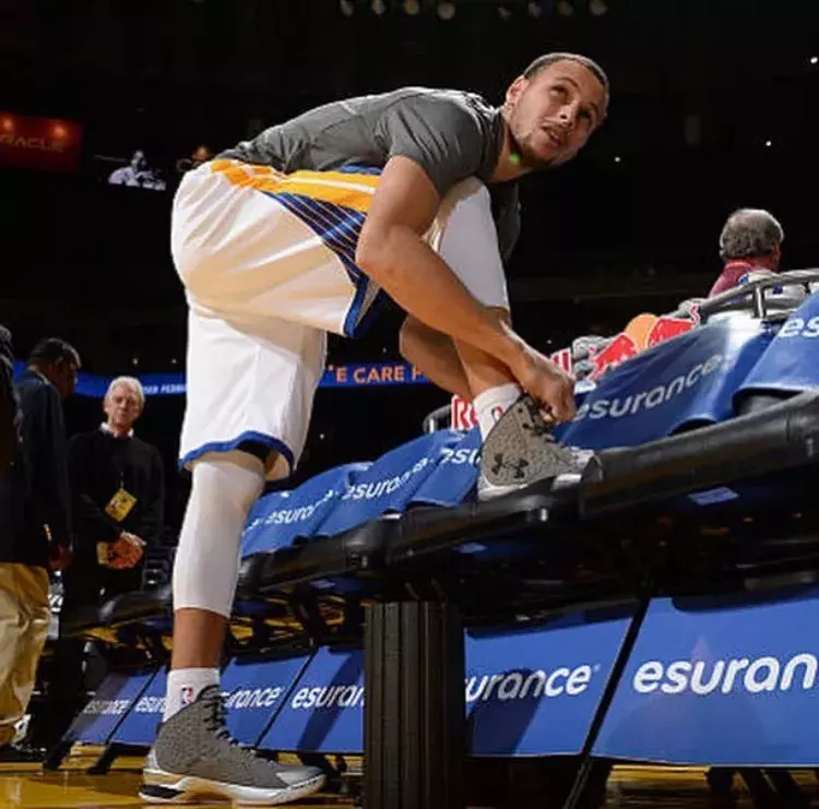 耐克签约的NBA球星，那些脚踩钩子徽章的传奇与新生代